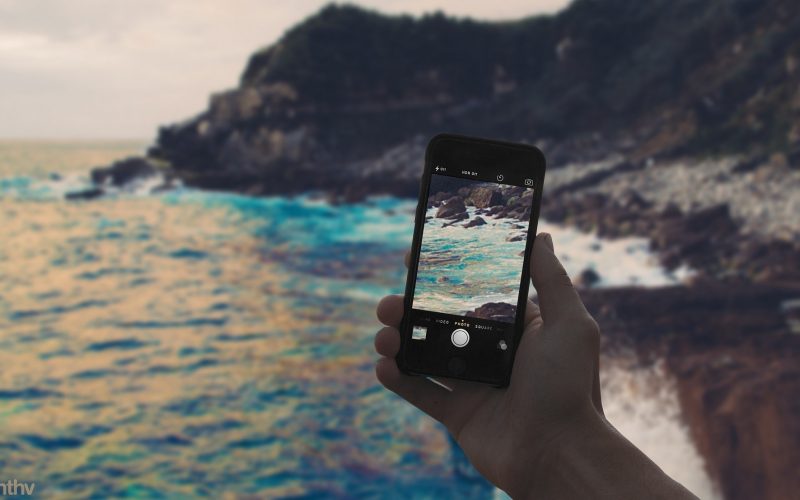 Mujer pierde iPhone en el mar y lo encuentra funcionando después de más de 1 año